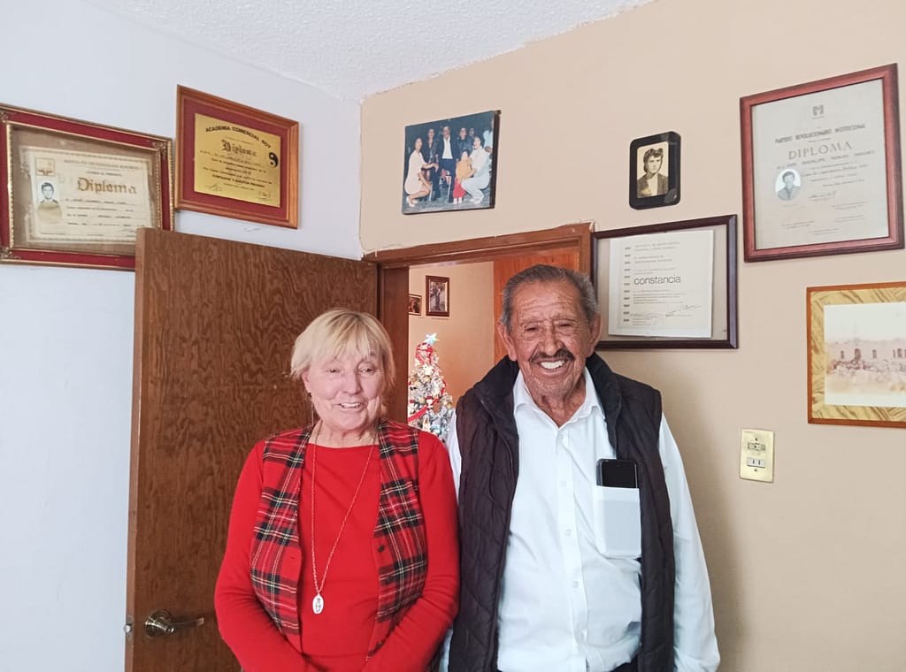 Retrato de José Guadalupe Hidalgo Sánchez caminando por Pachuquilla, recordando la historia minera de Mineral de la Reforma.