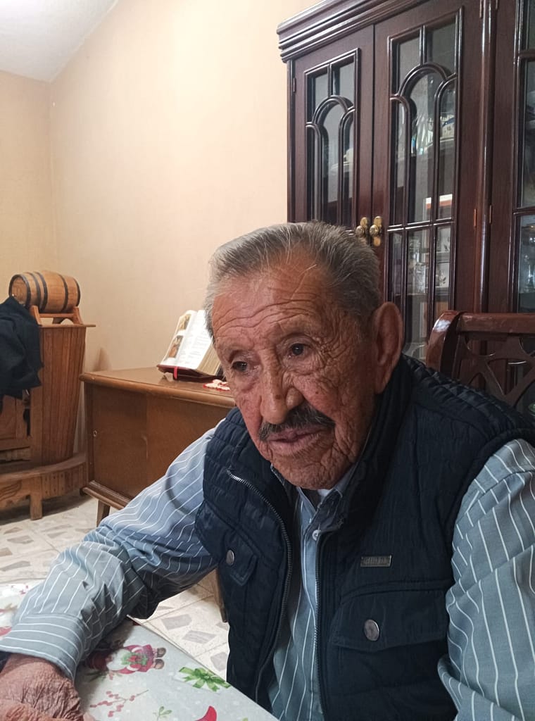 Retrato de José Guadalupe Hidalgo Sánchez caminando por Pachuquilla, recordando la historia minera de Mineral de la Reforma.